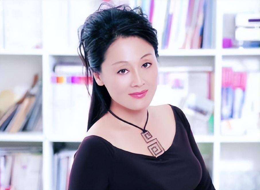 在王姬拿到金鹰奖女主角后,就开始着手准备下一步著作《雷雨》.