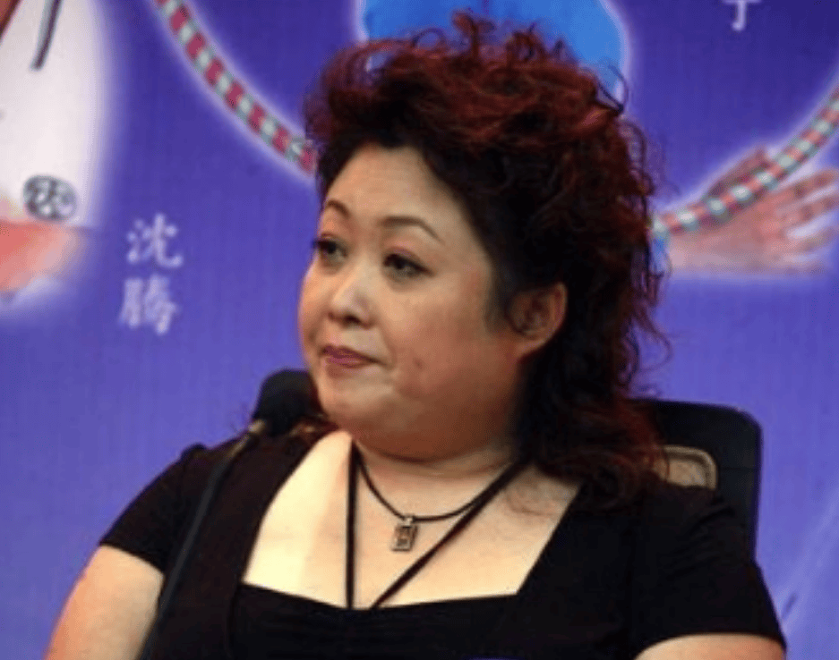 58岁张海燕:专注"网恋",老牛吃嫩草,抱小28岁"高富帅"丈夫