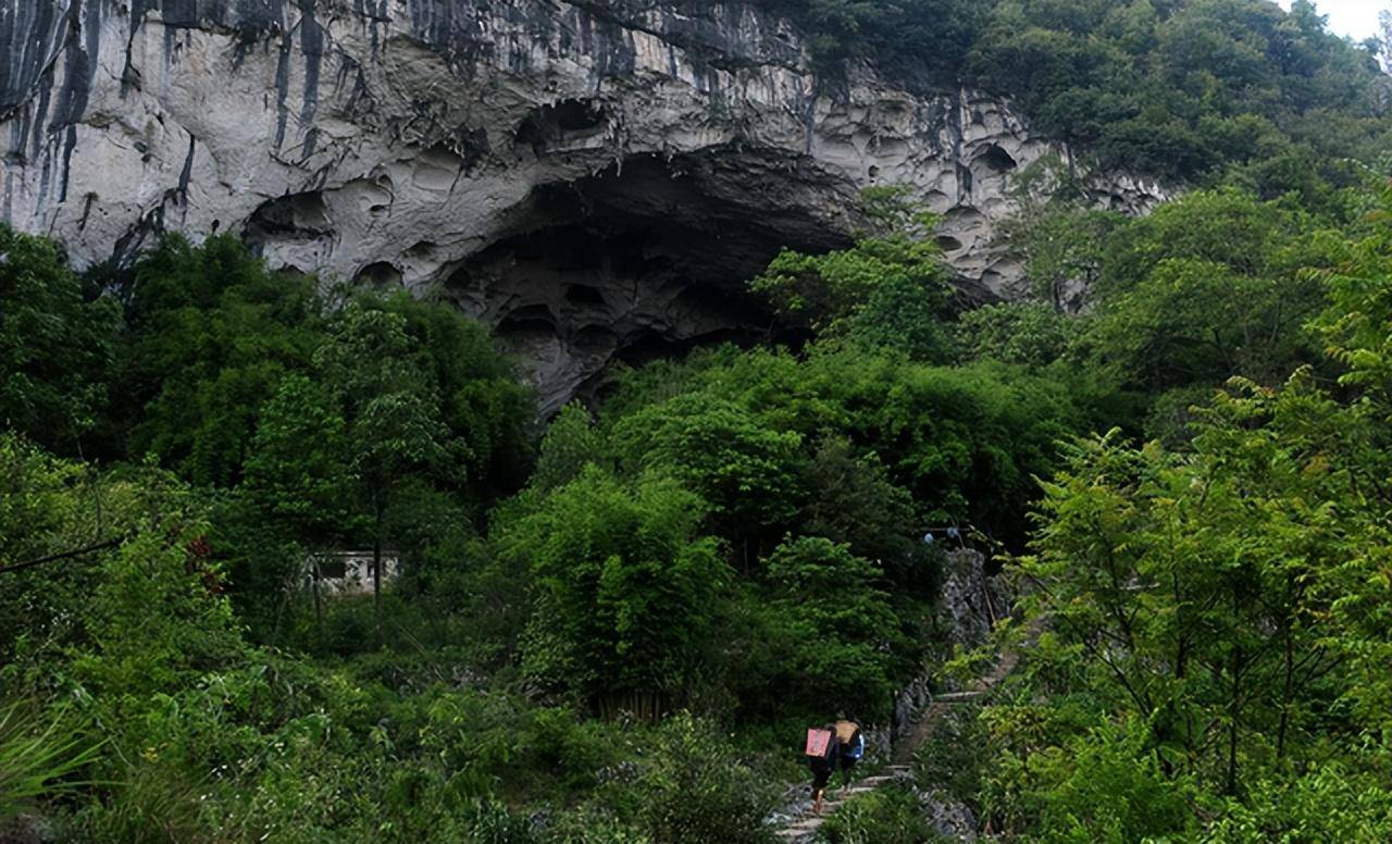 贵州大山里的一个山洞，住着20多户苗族人家，真实版的桃花源记(图4)