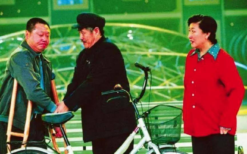 后来,他和潘长江合作的《瞎子观灯》让他火了起来,成了东北喜剧圈的