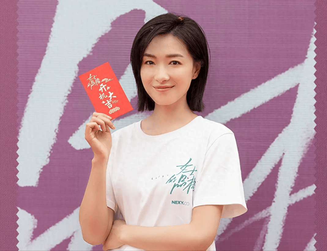 说起她早期的作品《生死桥》,饰演的段娉婷简直就像一张人形立牌.