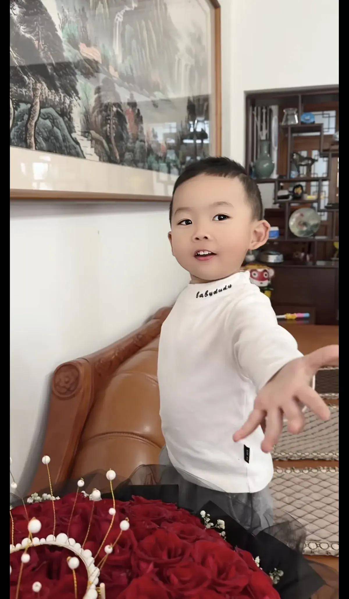 歌手张冬玲儿子近照曝光,五官完全不像阿宝,被指老公不是阿宝