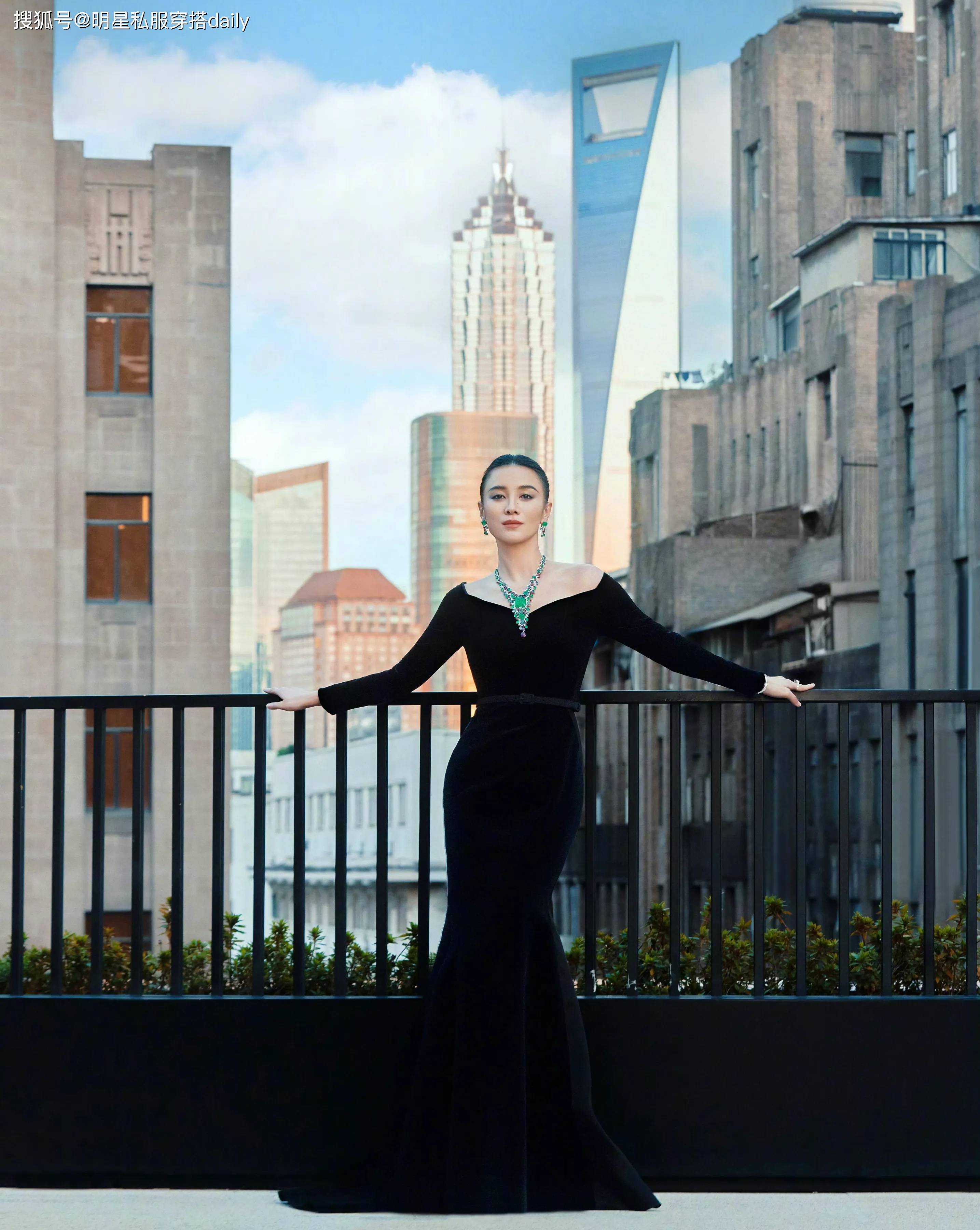 被宋佳的"直角肩"惊艳了!一袭露肩针织裙搭翡翠项链,贵气十足