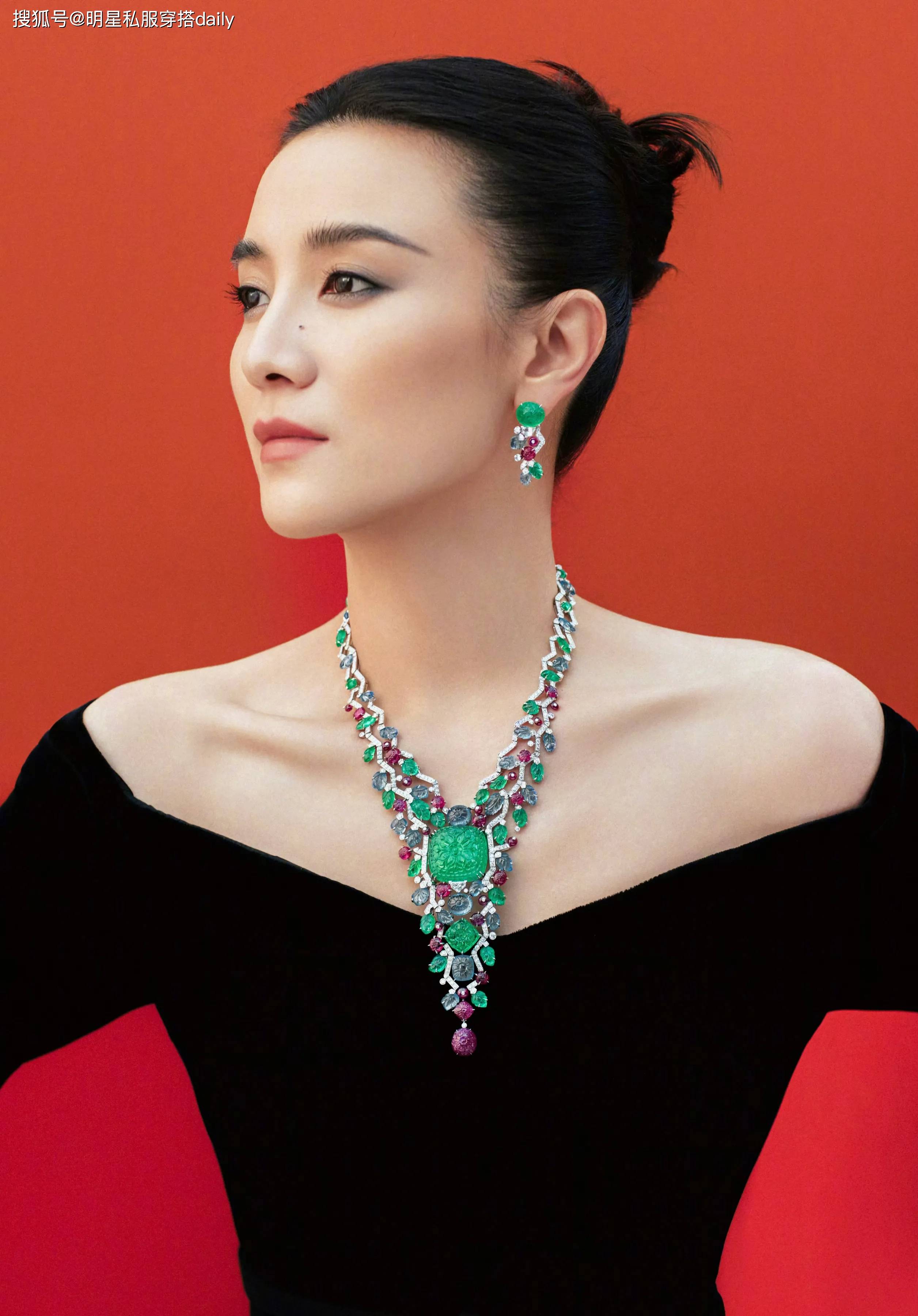 被宋佳的"直角肩"惊艳了!一袭露肩针织裙搭翡翠项链,贵气十足