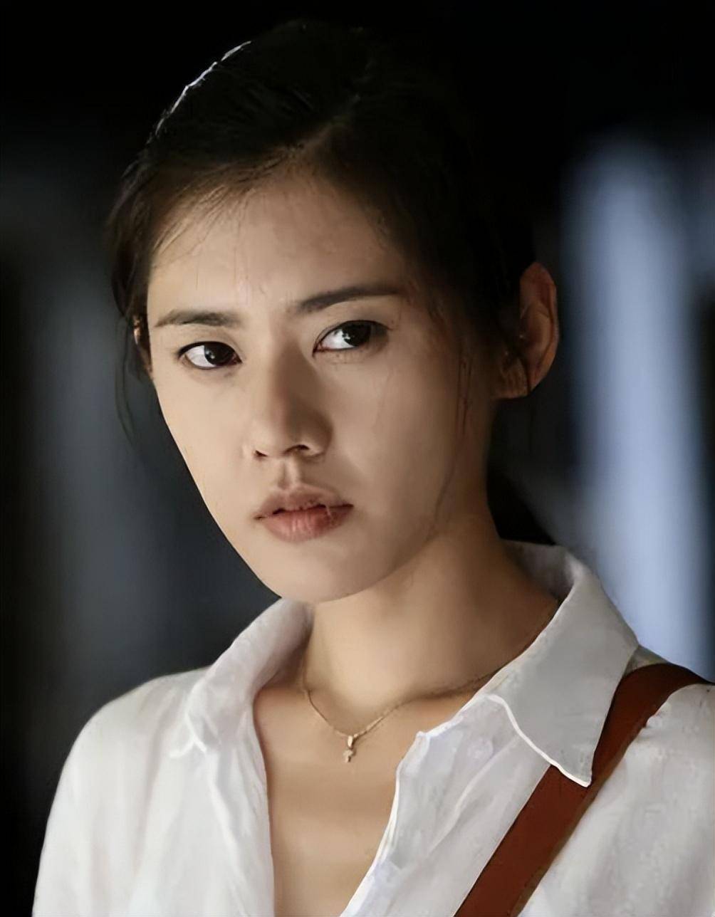 她戏里被出轨,戏外被抛弃,为生存去拍写真,如今秋瓷炫怎样了