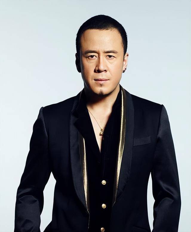 春晚走红,得罪杨坤20年不敢说话,56岁仍未婚未育_音乐界_演出_张嘉译