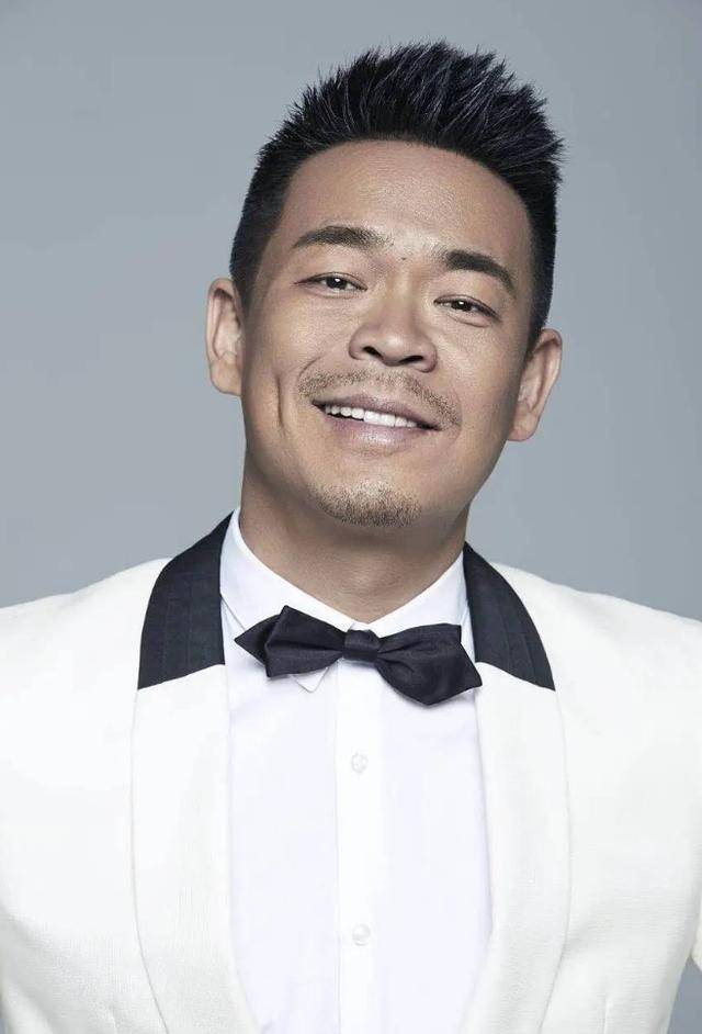 春晚走红,得罪杨坤20年不敢说话,56岁仍未婚未育_音乐界_演出_张嘉译