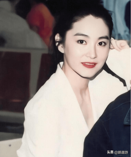 林青霞在河南与亲姐相认,看到对方一贫如洗,她会出手相助吗?