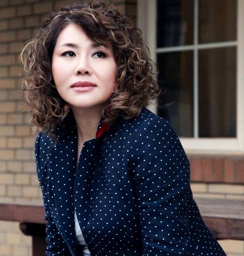 白岩松搭档方静,传涉嫌"间谍门"隐退央视,客死异乡至今已6年