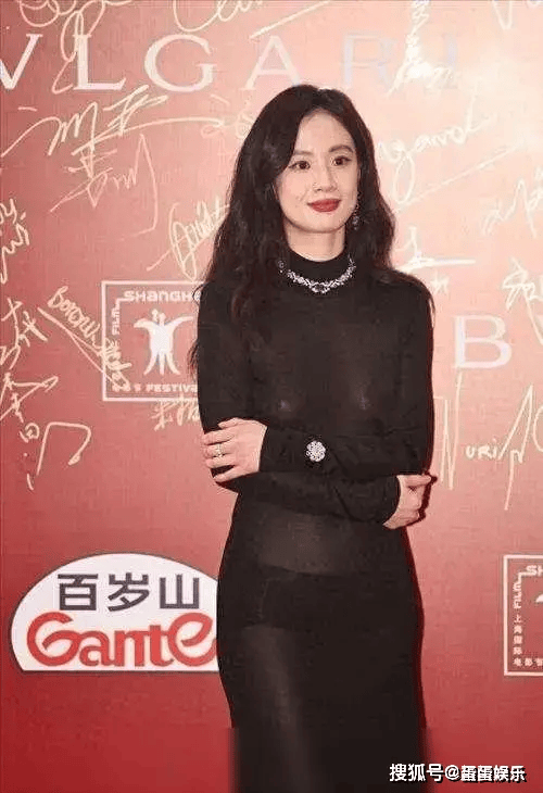 李梦出镜不穿内衣,自信又率真网友:她做了女生想做却不敢做的事!