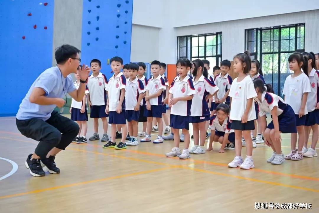 新都区第一名!芭德美际学生,47.03拿下运动会垒球项目冠军!