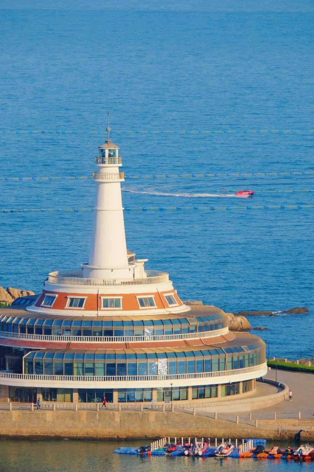 它矗立在奥帆中心的海边,与周围现代化的建筑和帆船码头相得益彰,共同