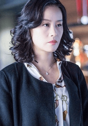 在2020 年,与韩庚,蔡书灵,张艺骞 领衔主演的动作片《我们永不言弃》