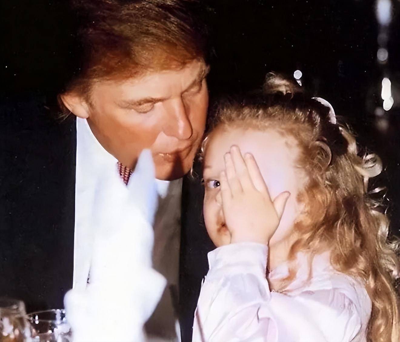 1996年,15岁的伊万卡坐在特朗普的腿上欣赏音乐会,逆天长腿抢镜