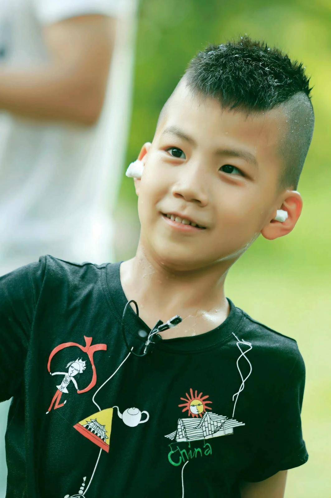 16岁胡皓康:长得比爸爸胡军还硬汉,眼神坚定如入党