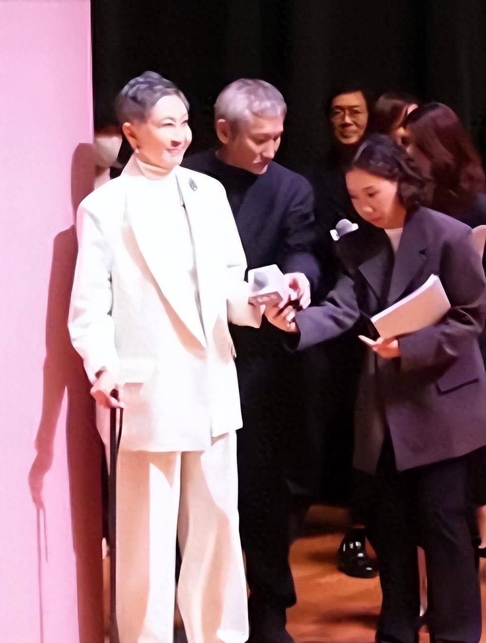 74岁徐克与73岁施南生罕见同框,一个满眼嫌弃,一个满脸不耐!