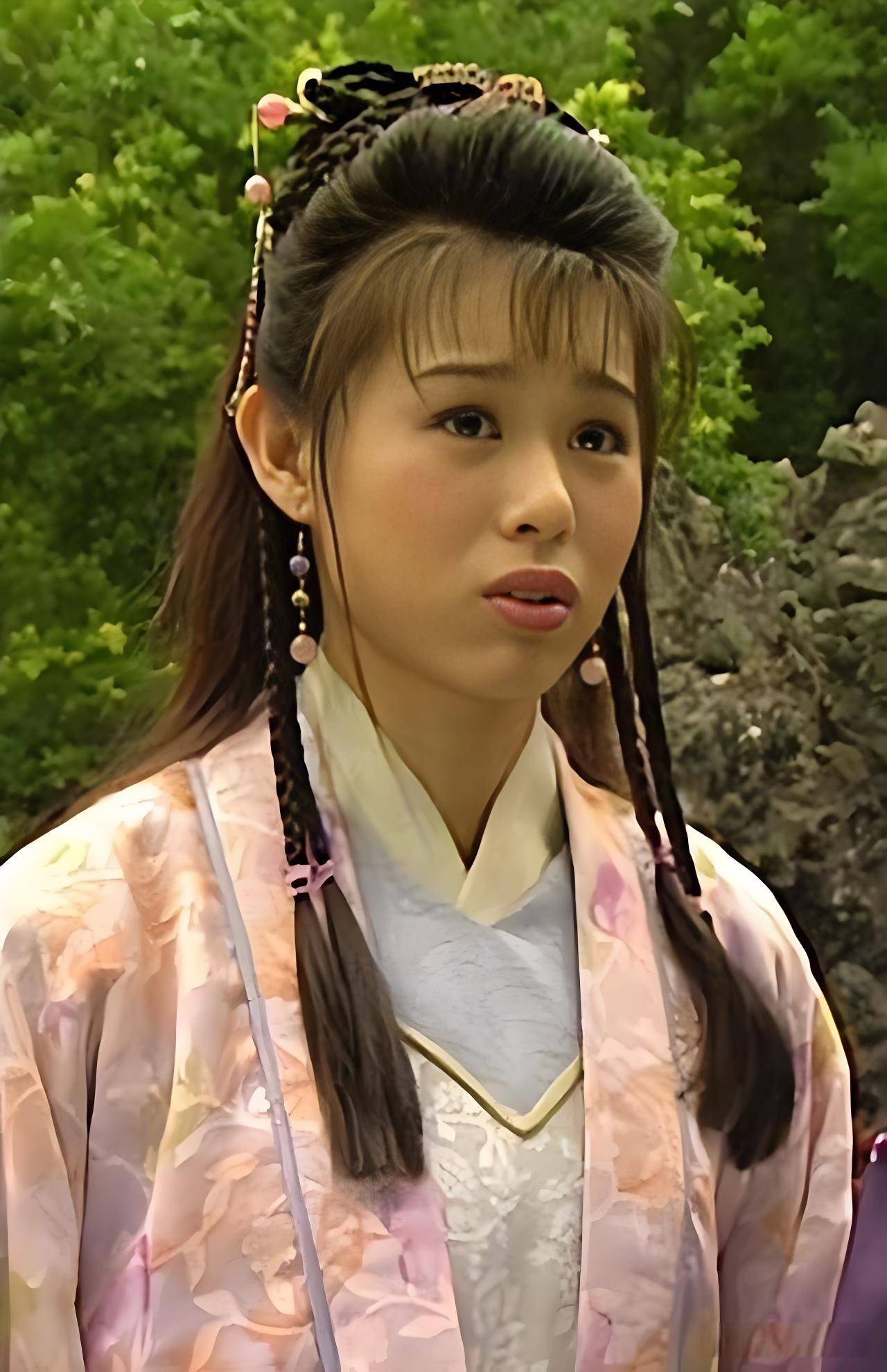 32岁更是史无前例的成为tvb三料视后,胡杏儿的演员之路也算