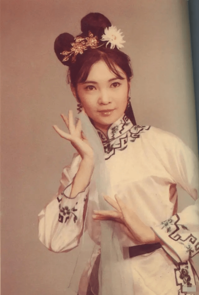 她情断谢贤,秦祥林,逆袭成传奇影后,萧芳芳息影去哪了?