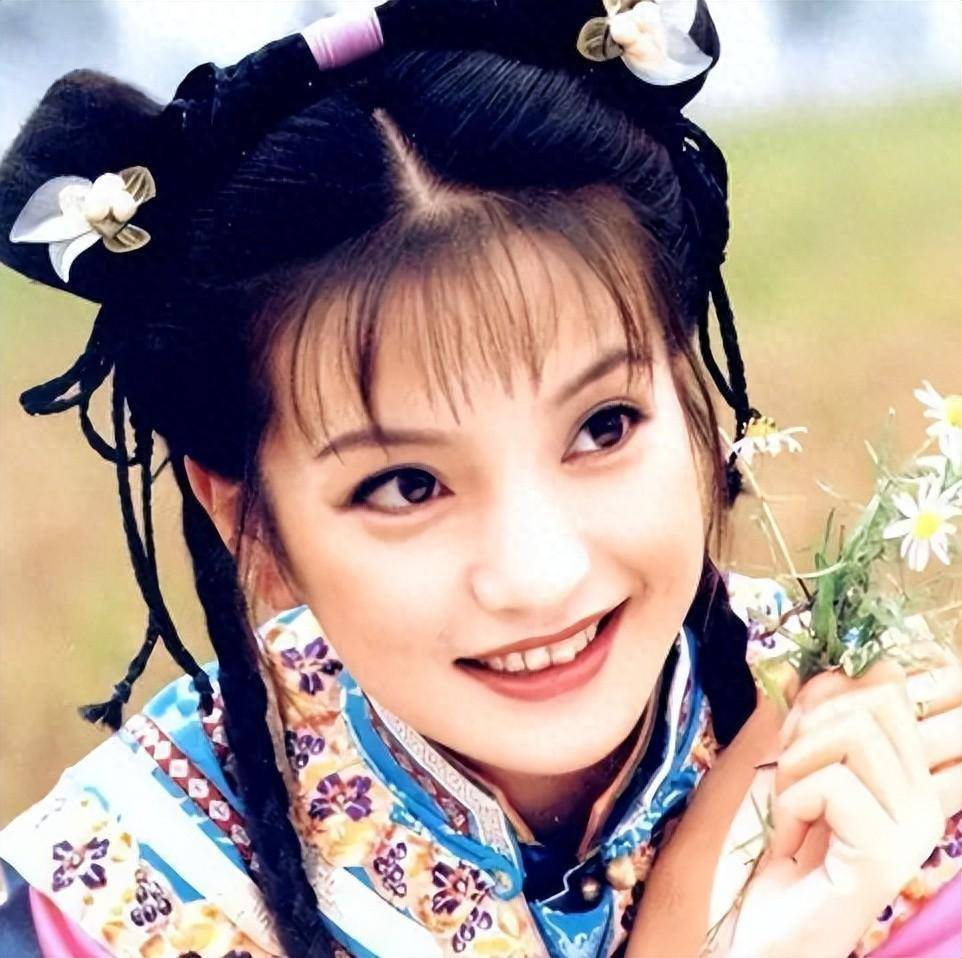 48岁赵薇近况:身材发福像大妈,哥哥离婚,父亲和公公相继去世