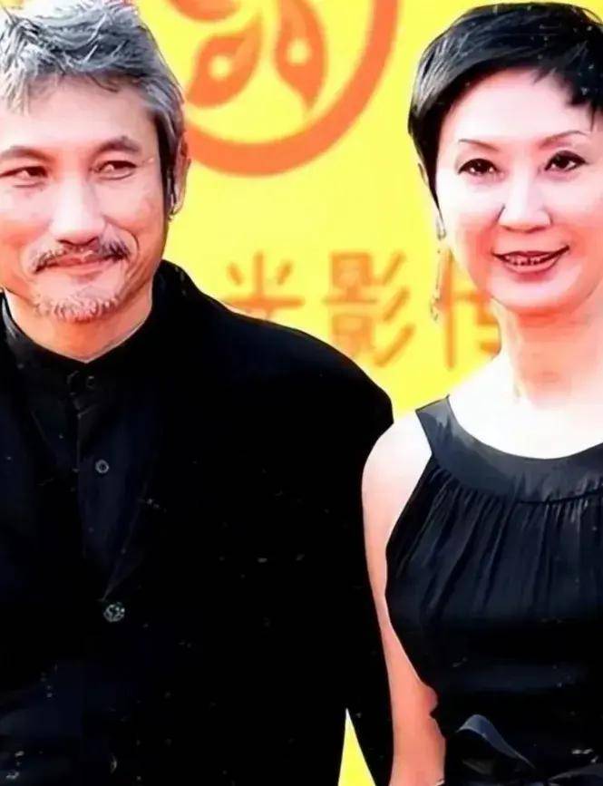 74岁徐克与73岁施南生罕见同框,一个满眼嫌弃,一个满脸不耐!