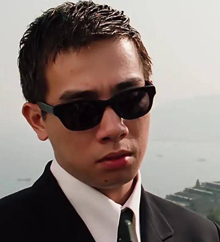 57岁陈小春近照曝光,满脸皱纹老人味十足,老婆应采儿仍光鲜亮丽