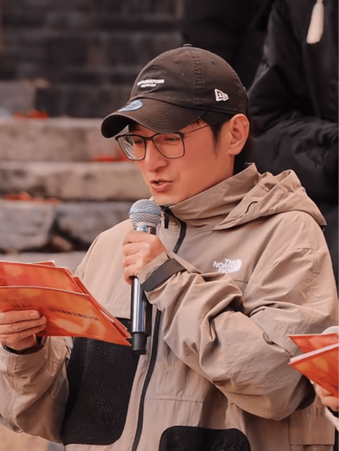 47岁李维嘉纽约坐地铁,被指出国后洁癖都治好了,没打扮已有老态