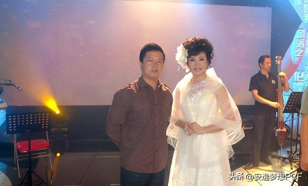 她主持过3届央视春晚,成名后却遭排挤,为什么64岁还没有结婚?