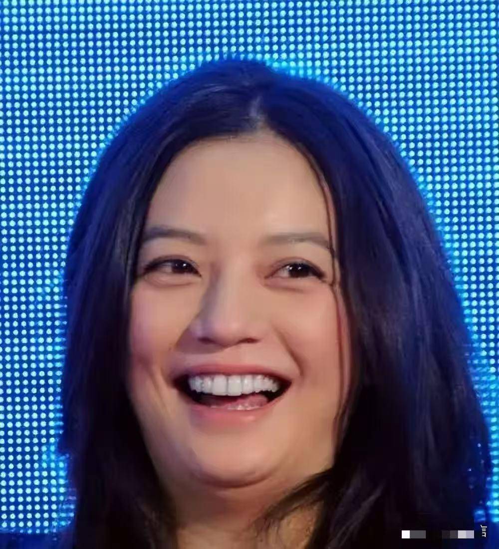 48岁赵薇现状曝光,封杀3年后,身材发福像大妈,亲人遭遇引争议
