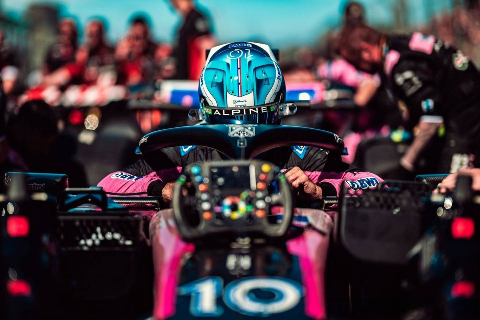 法拉利计划展示其2025款赛车的涂装,F1围场迎来数字化转型_周冠宇_动态_电影