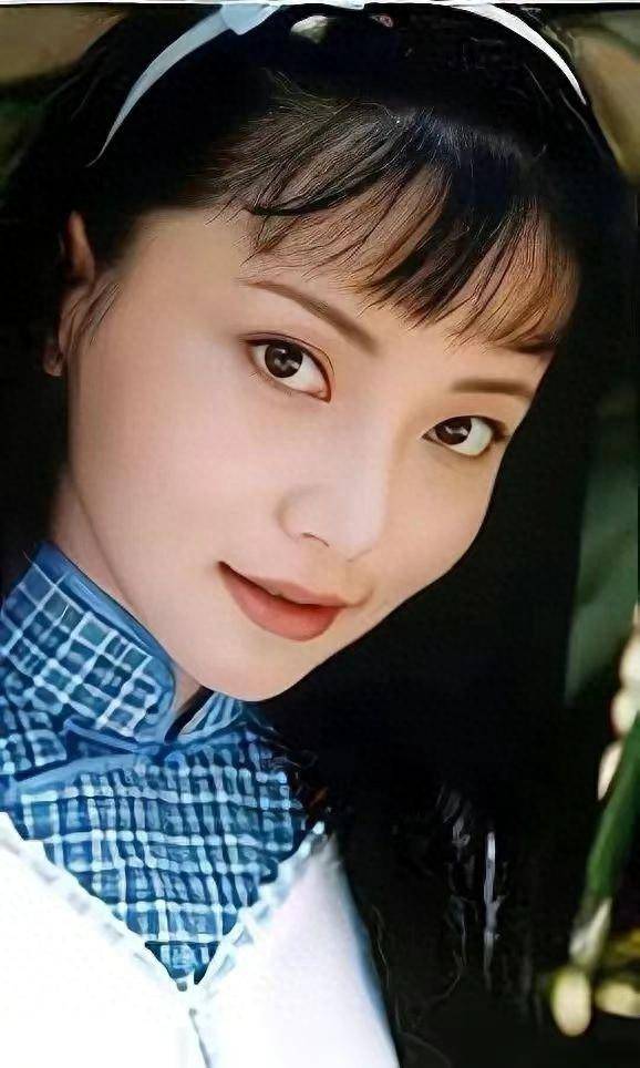 那时的黄晓明还是一个初出茅庐的新人,比李钰小一岁.