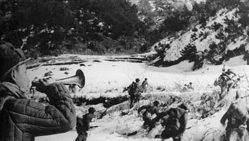 当晚又乘胜占领温井,切断了已进至楚山古场的南朝鲜军退路.