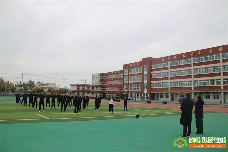 为确保达到良好的状态,三堡中心中学相关教职工在体育组和领操教师孙