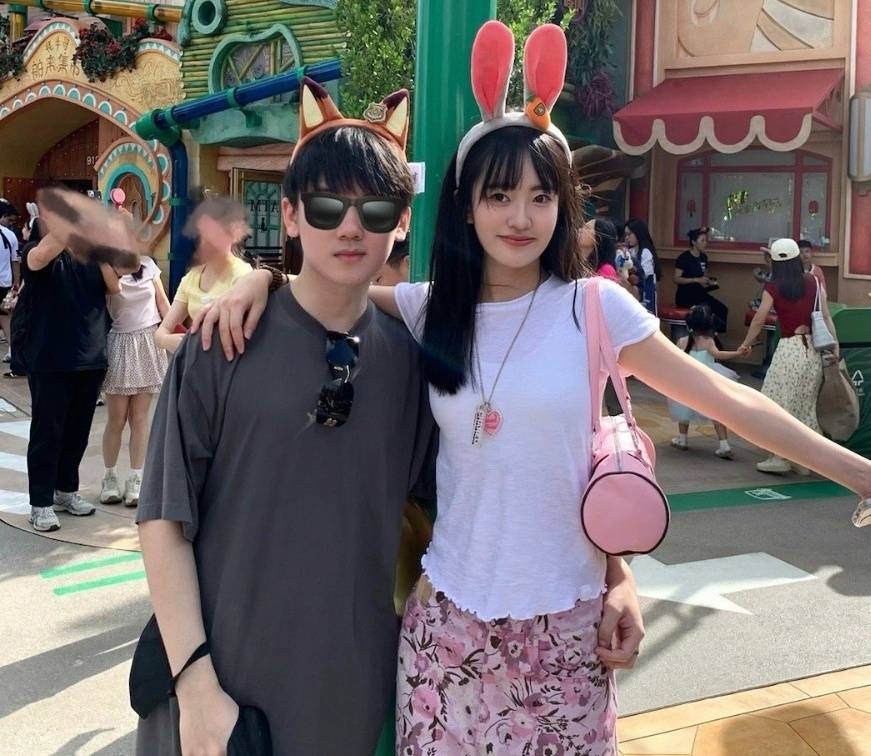 jackeylove女友晒甜蜜合照:未来一起去更多更远的地方