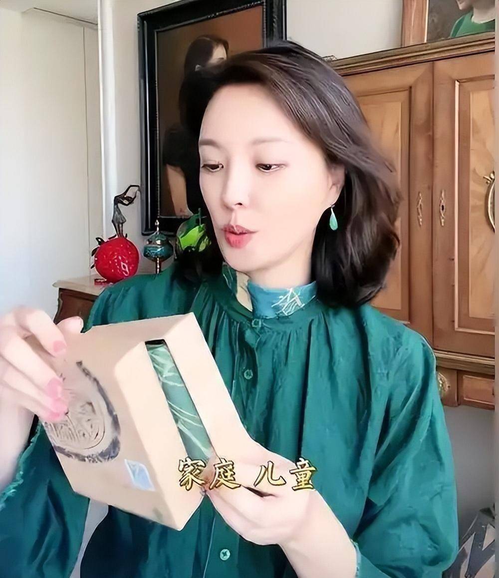 在直播间里,她不再是那个高高在上的央视主持人,而是一个亲切随和的