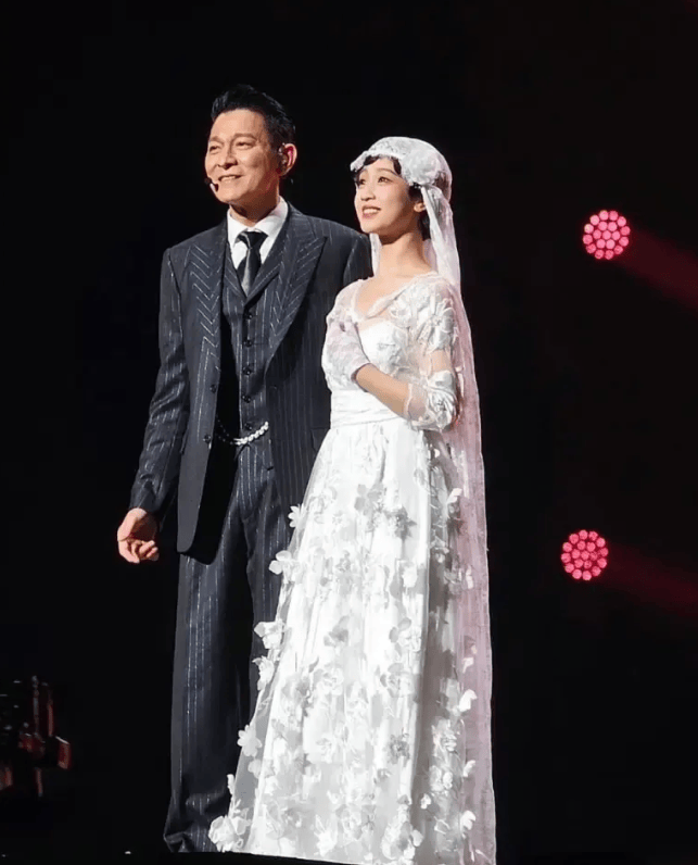 她陪刘德华25年,如今42岁仍未嫁人,眼睁睁看着华仔娶了别人