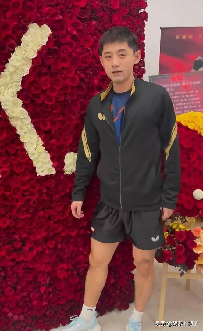 张继科乒乓球馆今天开业,举行了开业仪式,鲜花包满整个地方