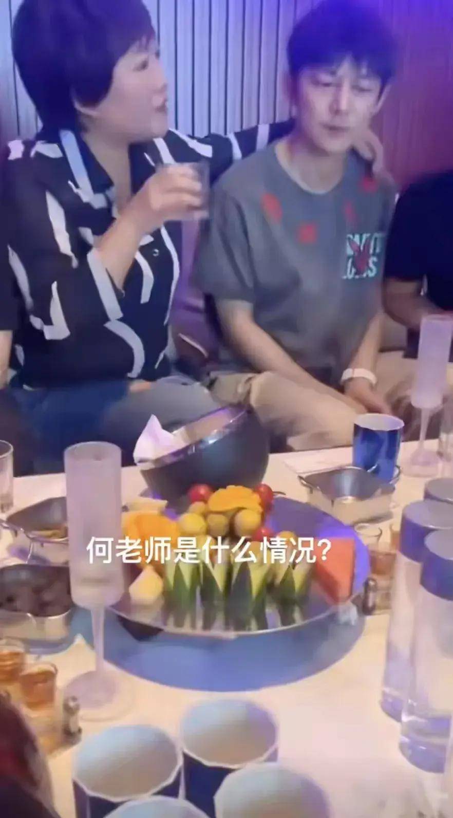 搭何炅肩膀大姐身份被曝,网友:难怪气场强大的何老师都坐立不安