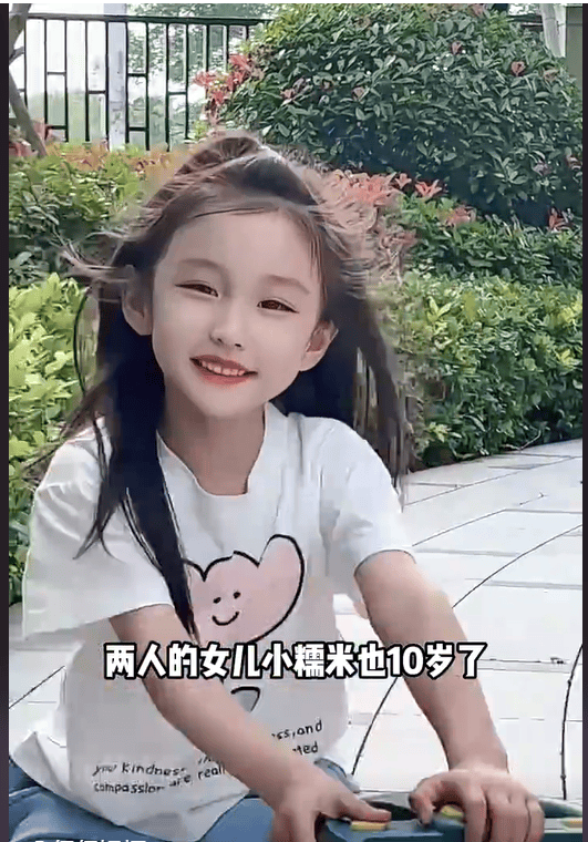 本以为戚薇生了个自己,直到看到杨幂女儿,才知什么是复制和粘贴