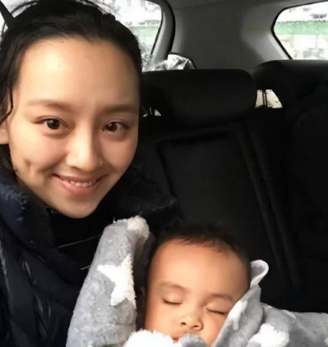 80后女神为爱嫁黑人,看到她的混血儿,网友感叹:黑人基因真强!