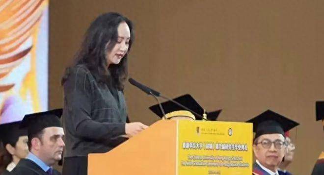 孟晚舟穿2万多羊绒衫做演讲,遭鸡蛋里挑骨头,普通话被指不标准