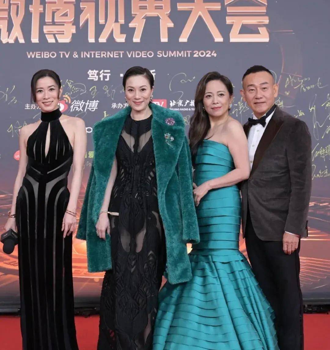 佘诗曼邓萃雯张可颐林保怡的出现瞬间将观众拉回到那个充满宫廷