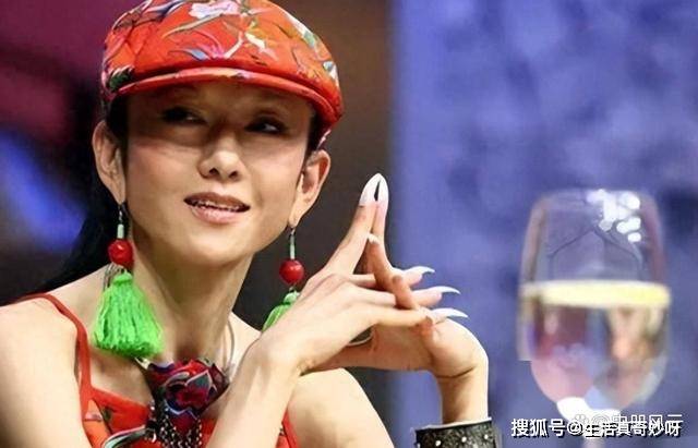 服装都是彩绘的,镜头放大时太"抢眼"!