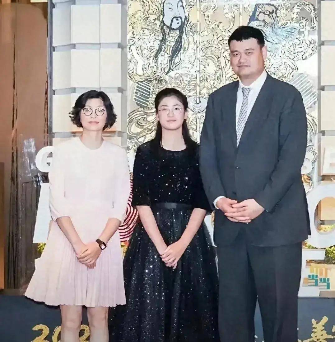 姚明女儿姚沁蕾长成了大姑娘,身高超过妈妈叶莉,气质靓丽高雅