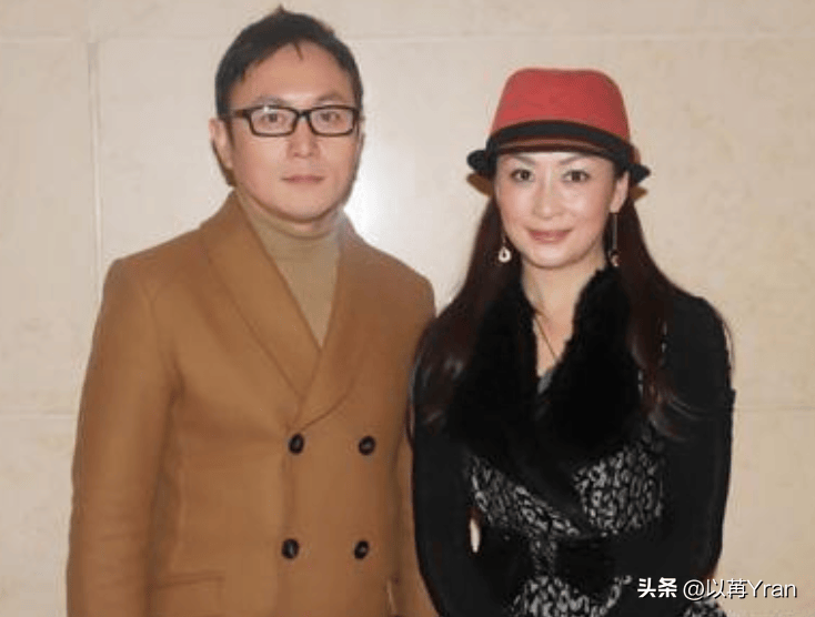 在林欣缇的建议下,他迫不及待地与她步入了婚姻的殿堂,完全没有注意到