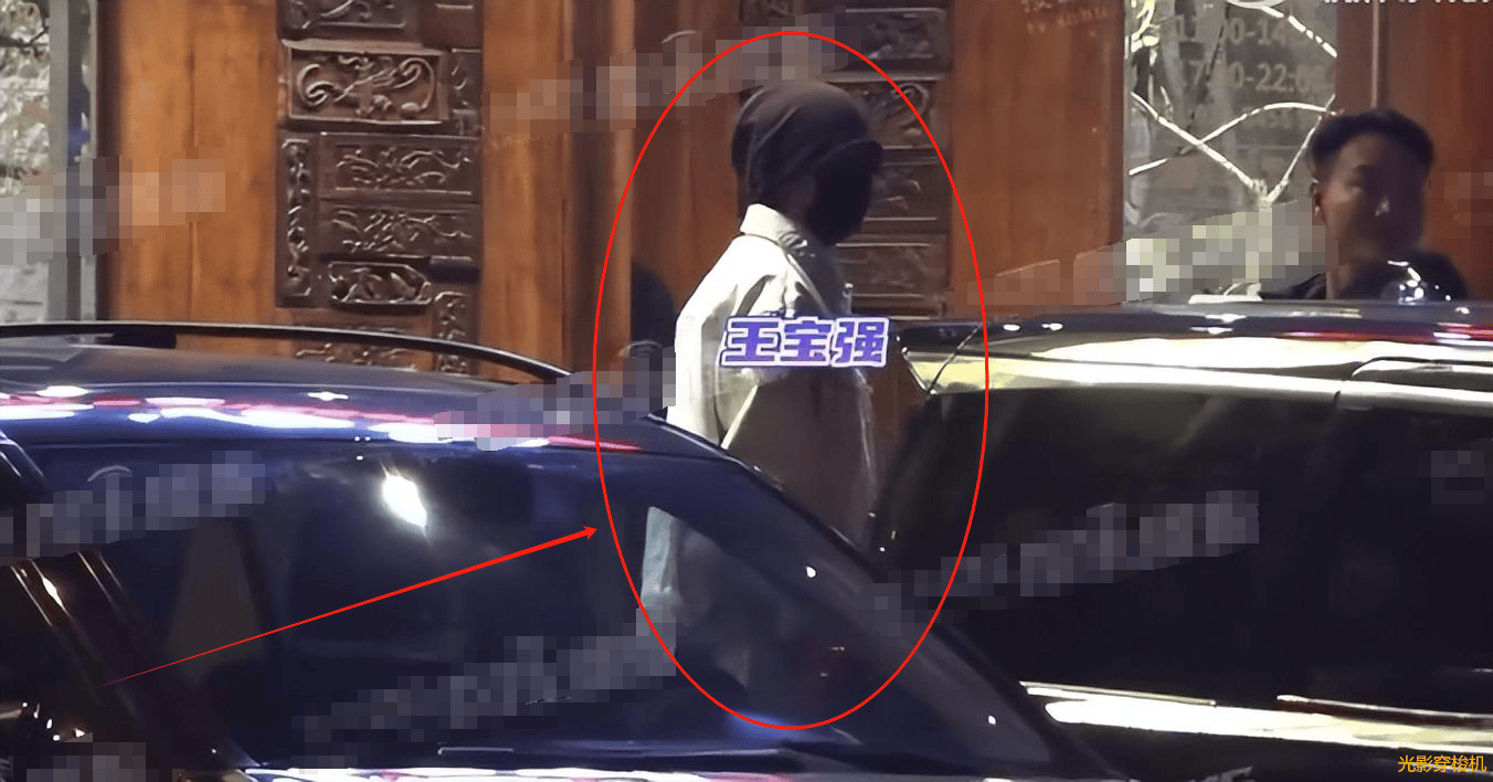 王宝强携女友与好友聚餐,乘百万豪车喝名酒,女友身材高挑不做作_冯清_