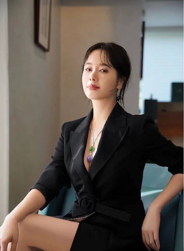 左小青太丰满了,穿小白裙都兜不住好身材,我感慨资本果然会选人