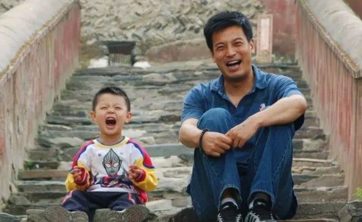 他是蒋勤勤前男友,人帅戏好,娶了圈外妻生子,如今儿子比他更帅