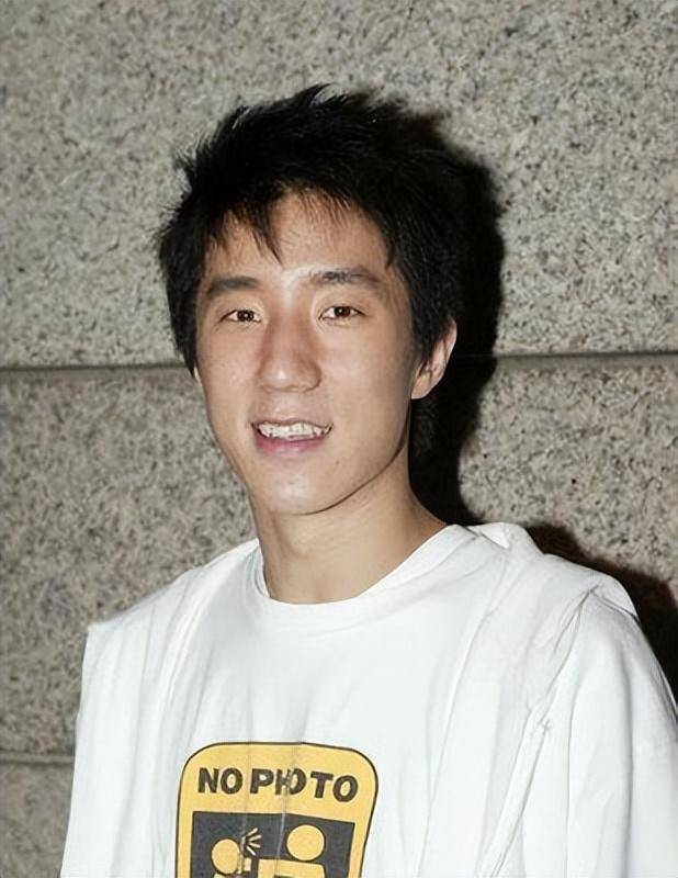 直到看见"小龙女"吴卓林近况,才明白成龙不认,是多正确的选择