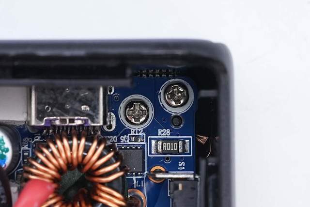 内置2节比克电芯,罗马仕35w快充移动电源pha10p拆解