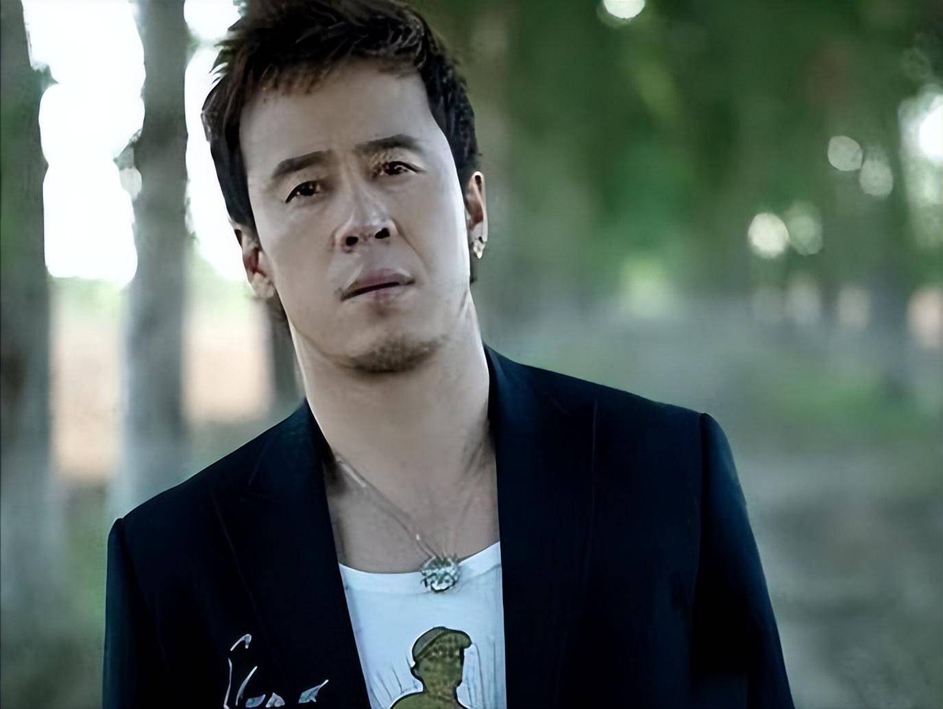 从歌手导师沦落到街头卖唱,杨坤现在的境遇,只因得罪了刘德华?